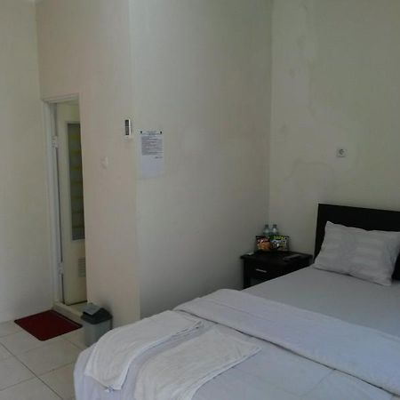 Hotel Dubai Sumenep エクステリア 写真